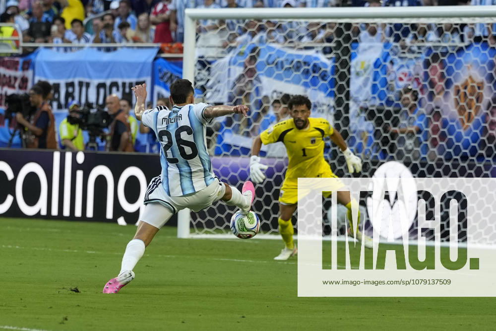Defender Nahuel Molina (26) of Argentina stretches for a pass in front of Goalkeeper Josimar JosÅ½ Vozinha (1) of Cape Verde during the second half of the World Cup Round of 32 match between Argentina and Cape Verde at Miami Stadium. Argentina defeated Cape Verde 3-2. Miami Gardens USA - ZUMAd212 20260703_zsp_d212_080