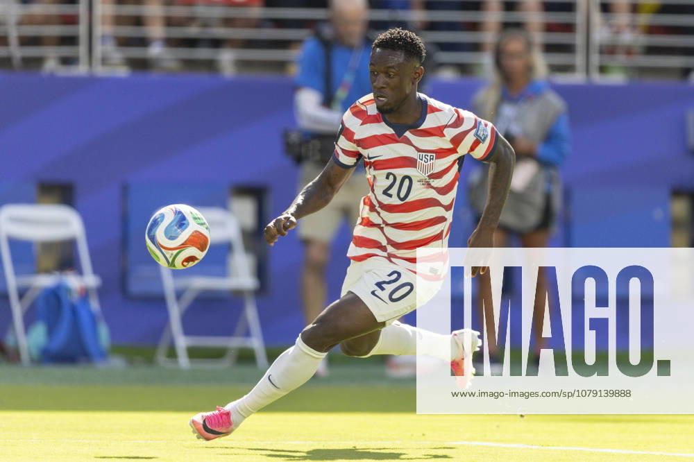 SANTA CLARA, CA - JULY 01: Folarin Balogun 20 of United States of America controls the ball during the FIFA World Cup, WM, Weltmeisterschaft, Fussball round of 32 match between the United States (USA) and Bosnia and Herzegovina on July 1, 2026 at San Francisco Bay Area Stadium in Santa Clara, CA. (Photo by Bob Kupbens Icon Sportswire) SOCCER: JUL 01 FIFA World Cup 26 Round of 32 - USA v Bosnia and Herzegovina Icon260701114