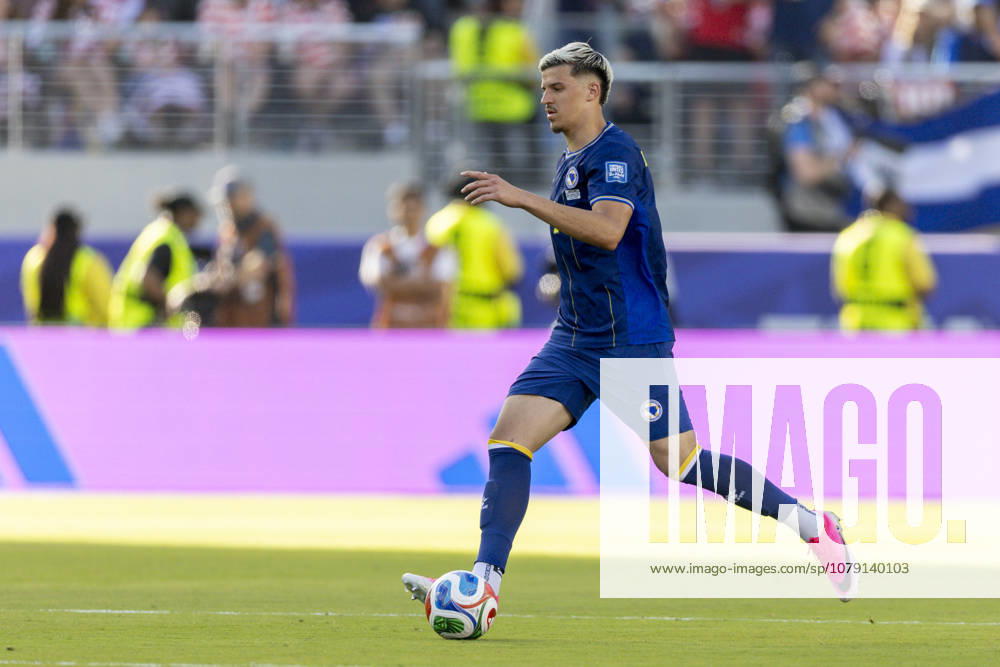 SANTA CLARA, CA - JULY 01: Tarik Muharemovic 4 of Bosnia and Herzegovina runs with the ball during the FIFA World Cup, WM, Weltmeisterschaft, Fussball round of 32 match between the United States (USA) and Bosnia and Herzegovina on July 1, 2026 at San Francisco Bay Area Stadium in Santa Clara, CA. (Photo by Bob Kupbens Icon Sportswire) SOCCER: JUL 01 FIFA World Cup 26 Round of 32 - USA v Bosnia and Herzegovina Icon260701183