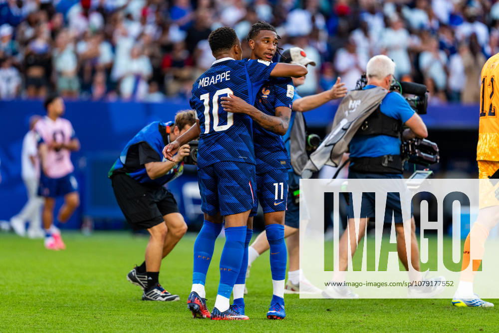 Kylian Mbappe seen celebrating with Michael Olise seen during FIFA World Cup, WM, Weltmeisterschaft, Fussball WM, Weltmeisterschaft, Fussball 2026 Round of 16 game between national teams of Paraguay and France (Edmund Wong Ball Raw Images) Philadelphia Philadelphia Stadium USA