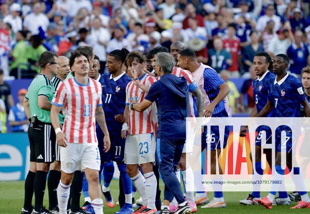 France vs Paraguay FIFA World Cup, WM, Weltmeisterschaft, Fussball 2026. (SPO) France vs Paraguay FIFA World Cup 2026. July 4, 2026, Philadelphia, Pennsylvania, USA: Players argue with referee after soccer match between France and Paraguay in round of 16 knockout stage during FIFA World Cup 2026 at Philadelphia Stadium. France win 1-0 and classified to quarterfinals stage. Credit: Niyi Fote Thenews2(Foto: Niyi Fote Thenews2 imago images) SPO