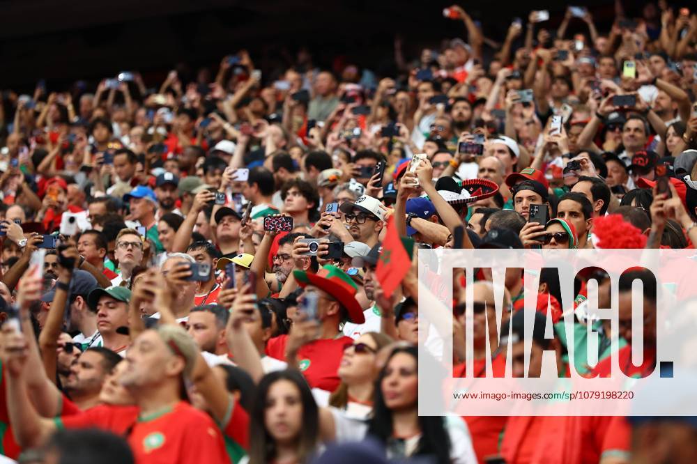 Fans holding theirs smartphones during the match presentation ceremony Canada v Morocco, 2026 FIFA World Cup, WM, Weltmeisterschaft, Fussball Round of 16, Football, Houston Stadium, Houston, Texas, USA - 04 Jul 2026Houston Houston Stadium Texas (TX) United States of America