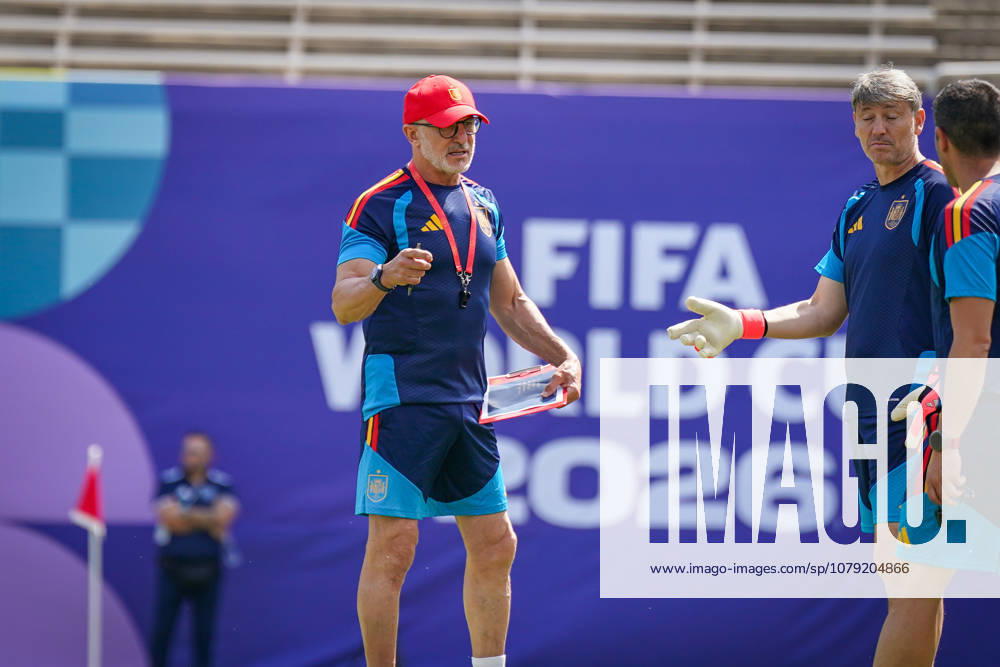 USA Soccer FIFA World Cup, World Cup, 2026 World Cup, Round of 16, Matchday 1, Spain ahead of its Round of 16 match against Portugal at Cotton Bowl Stadium in Dallas, Texas; players from the Spanish national team during their final practice; Luis de la Fuente, coach of Spain