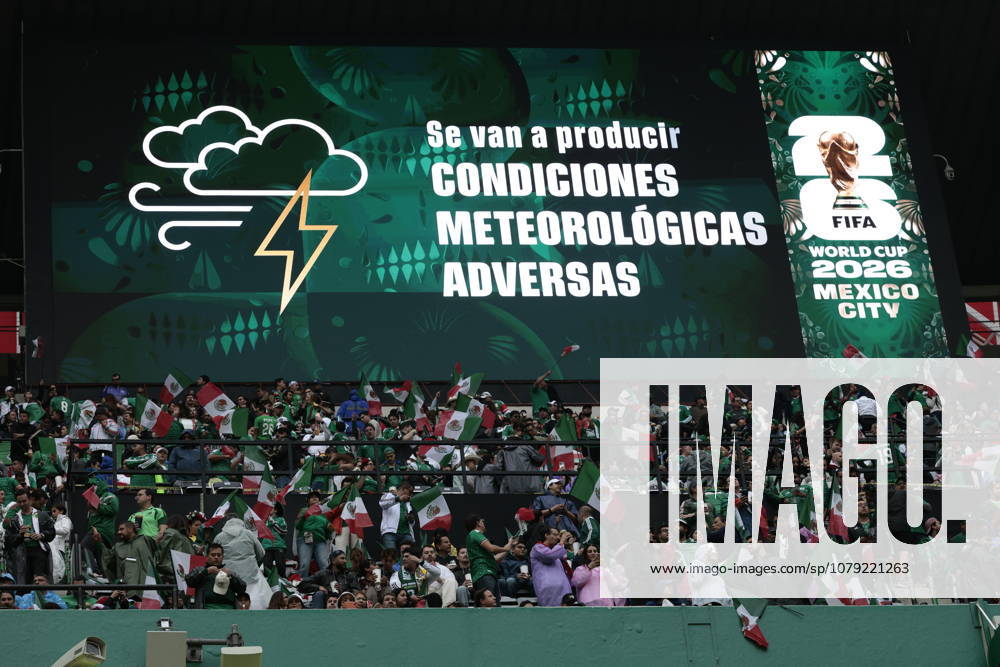 FIFA World Cup, WM, Weltmeisterschaft, Fussball 2026 - Mexico vs. England An electronic display showing an announcement of adverse weather conditions, ahead of the FIFA World Cup 2026 Round of 16 soccer match between Mexico and England, in Mexico City, Mexico, 05 July 2026. The match was delayed for one hour due to severe weather conditions. Ciudad de Mexico Mexico
