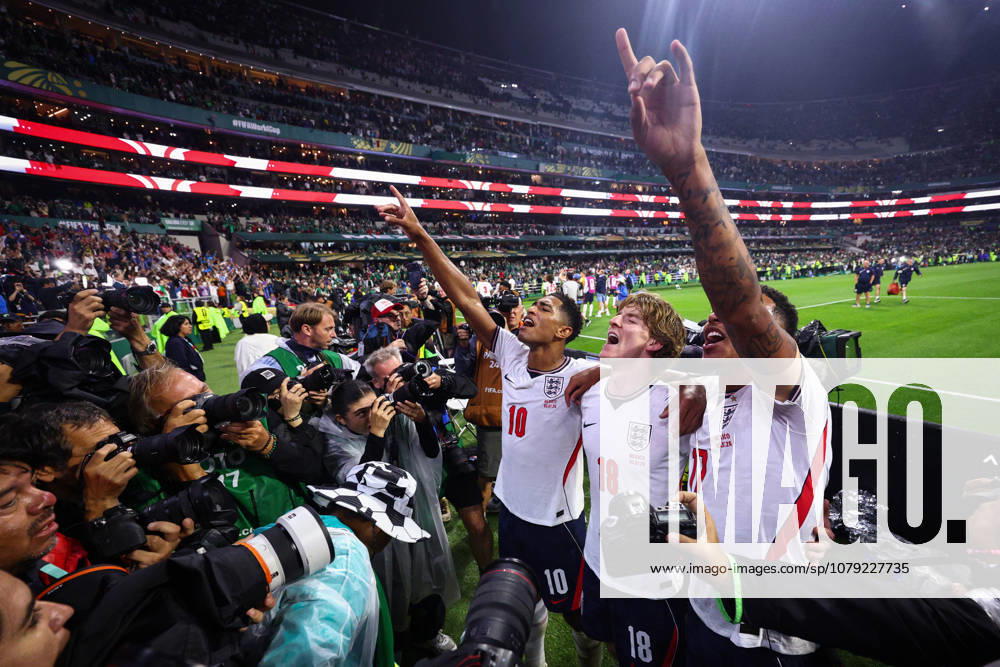FIFA World Cup, WM, Weltmeisterschaft, Fussball 2026: Mexico v England MEXICO CITY, MEXICO - 5th July 2026: Jude Bellingham, Anthony Gordon, and Morgan Rogers of England sing along with fans after the FIFA World Cup 2026 Round of 16 match between Mexico and England at Azteca Stadium Mexico City Azteca Stadium Mexico