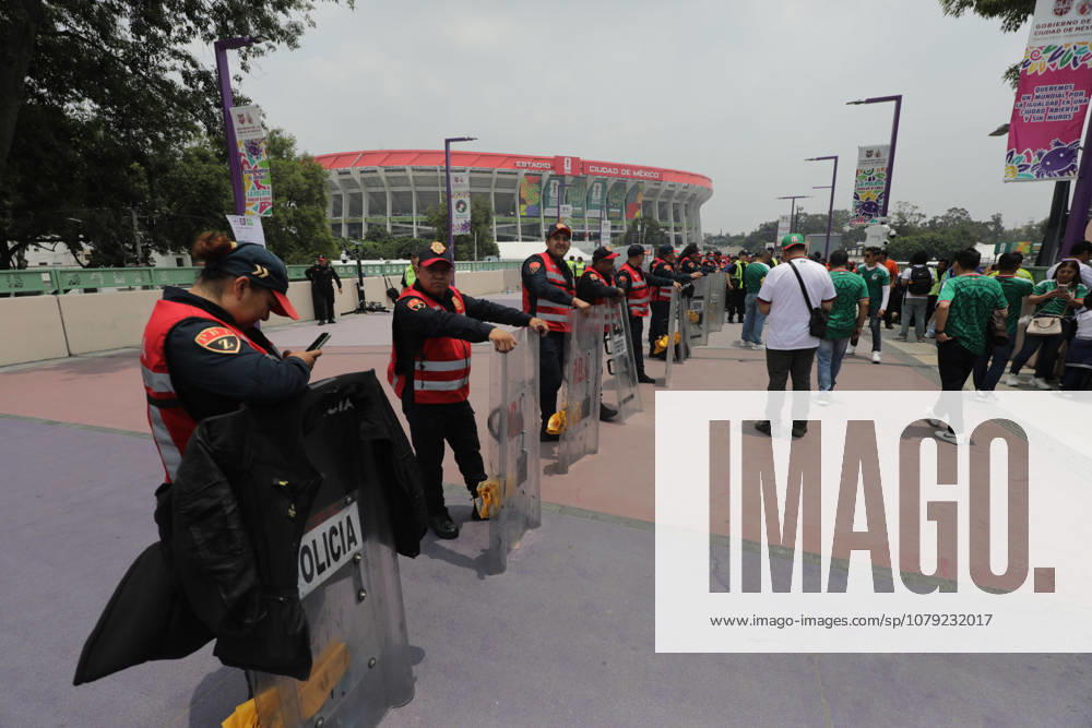 Mexico v England Round of 16 FIFA World Cup, WM, Weltmeisterschaft, Fussball 2026 Police guard the The surroundings of the Mexico City Stadium during the FIFA World Cup 2026 round of 16 match between Mexico and England. on July 5, 2026 in Mexico City, Mexico. Mexico City CDMX Mexico