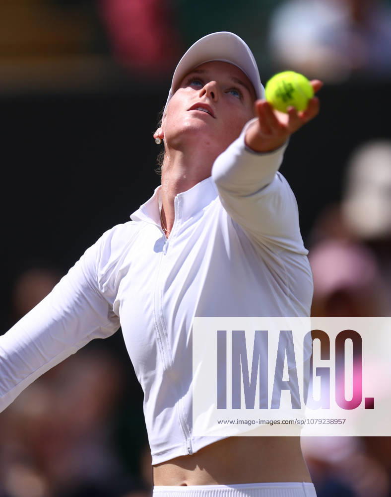 Wimbledon Championships 2026, Day 8, AELTC Wimbledon, London, UK - 06 07 2026 Ashlyn Krueger (USA) serves during her fourth round match against Marta Kostyuk (UKR) in the 2026 Wimbledon Championships at the AELTC London London AELTC Wimbledon London GBR, UK NEWSPAPERS OUT