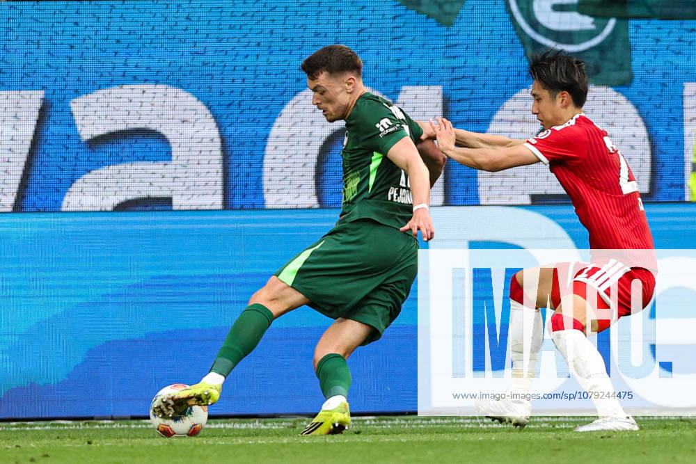 Dzenan Pejcinovic (VfL Wolfsburg, 17) vs. Hiroki Ito (FC Bayern Munich, 21) – 1 Bundesliga 2025–2026 Season League Match: VfL Wolfsburg vs. FC Bayern Munich at the Volkswagen Arena in Wolfsburg – Action, Soccer, Germany, Man,Men