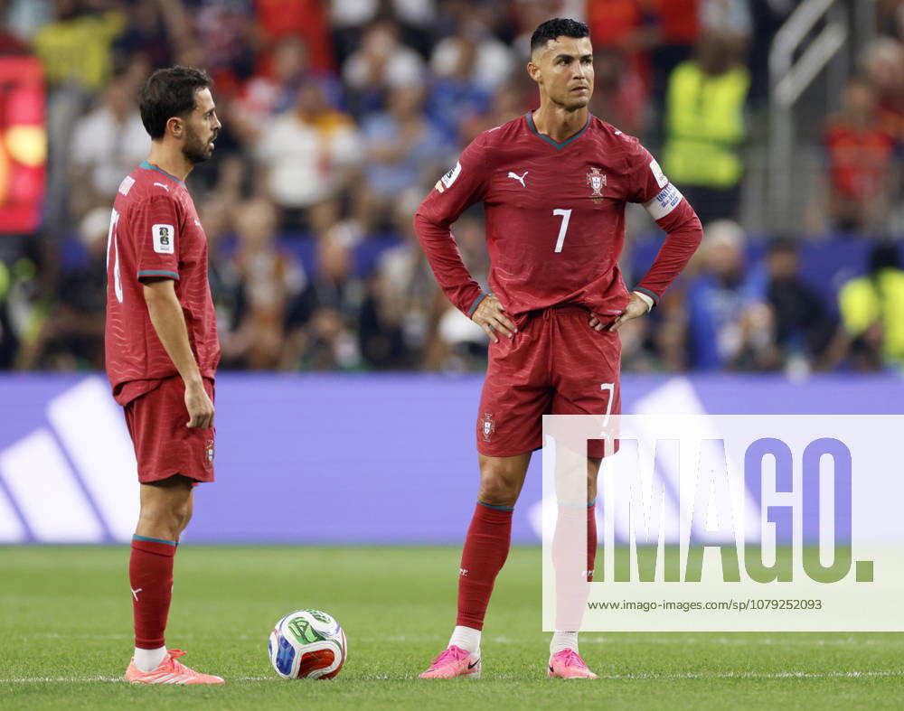 Portugal v Spain: Round of 16 - FIFA World Cup, WM, Weltmeisterschaft, Fussball 2026 Bruno Fernandes and Cristiano Ronaldo of Portugal look dejected after going 1 down during the FIFA World Cup 2026 Round Of 16 match between Portugal and Spain at Dallas Stadium on July 6, 2026 in Arlington, United States. Arlington Dallas Stadium TX United States