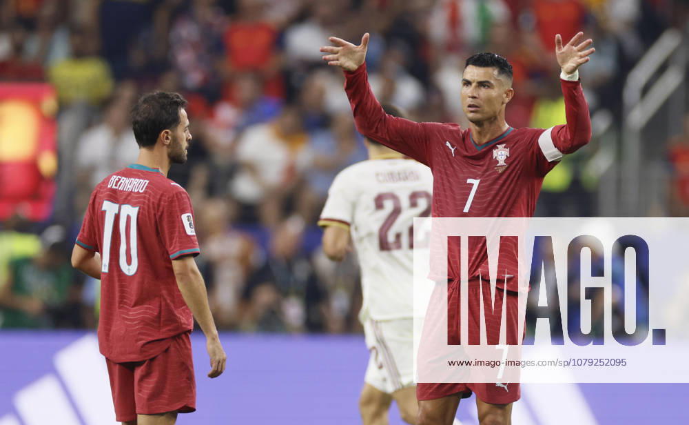 Portugal v Spain: Round of 16 - FIFA World Cup, WM, Weltmeisterschaft, Fussball 2026 Bruno Fernandes and Cristiano Ronaldo of Portugal look dejected after going 1 down during the FIFA World Cup 2026 Round Of 16 match between Portugal and Spain at Dallas Stadium on July 6, 2026 in Arlington, United States. Arlington Dallas Stadium TX United States