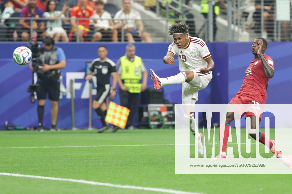 Spain forward LAMINE YAMAL (19) kicks the ball during the 2026 FIFA World Cup, WM, Weltmeisterschaft, Fussball round of 16 match between Spain and Portugal at Dallas Stadium in Arlington, Texas. World Cup 2026: R16: Spain 1:0 Portugal - ZUMAh193 20260706_zsp_h193_019