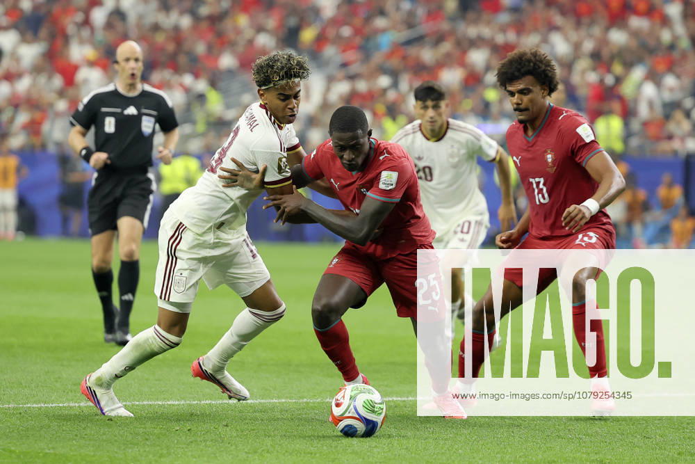 Portugal v Spain: Round of 16 - FIFA World Cup, WM, Weltmeisterschaft, Fussball 2026 Nuno Mendes of Portugal and Lamine Yamal of Spain challenge during the FIFA World Cup 2026 Round Of 16 match between Portugal and Spain at Dallas Stadium on July 6, 2026 in Arlington, United States. Arlington Dallas Stadium TX United States