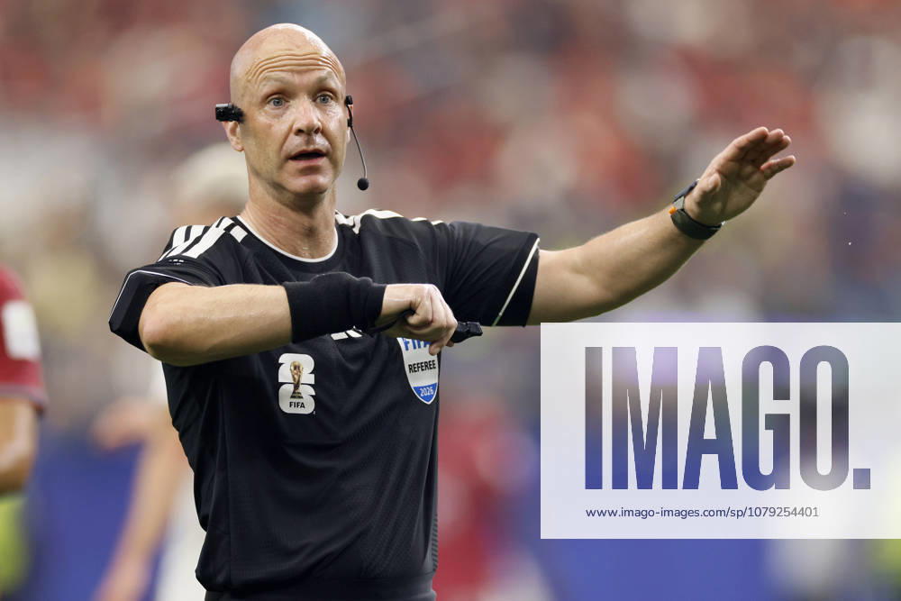 Portugal v Spain: Round of 16 - FIFA World Cup, WM, Weltmeisterschaft, Fussball 2026 Referee Anthony Taylor signals during the FIFA World Cup 2026 Round Of 16 match between Portugal and Spain at Dallas Stadium on July 6, 2026 in Arlington, United States. Arlington Dallas Stadium TX United States
