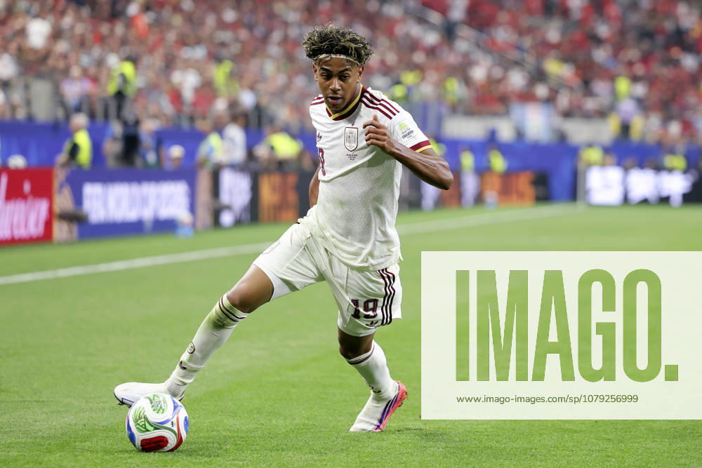 Portugal v Spain: Round of 16 - FIFA World Cup, WM, Weltmeisterschaft, Fussball 2026 Lamine Yamal of Spain on the ball during the FIFA World Cup 2026 Round Of 16 match between Portugal and Spain at Dallas Stadium on July 6, 2026 in Arlington, United States. Arlington Dallas Stadium TX United States