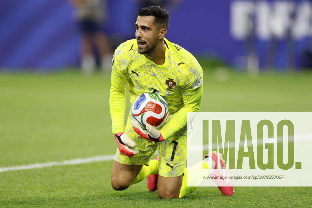 Portugal v Spain: Round of 16 - FIFA World Cup, WM, Weltmeisterschaft, Fussball 2026 Unai Simon, goalkeeper of Spain on the ball during the FIFA World Cup 2026 Round Of 16 match between Portugal and Spain at Dallas Stadium on July 6, 2026 in Arlington, United States. Arlington Dallas Stadium TX United States