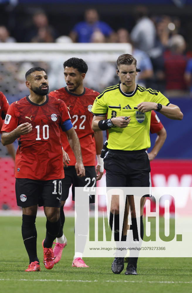 Argentina v Egypt: Round of 16 - FIFA World Cup, WM, Weltmeisterschaft, Fussball 2026 Mohamed Salah of Egypt complains to Referee Francois Letexier during the FIFA World Cup 2026 Round of 16 match between Argentina and Egypt at Atlanta Stadium on July 7, 2026 in Atlanta, United States. Atlanta Atlanta Stadium GA United States