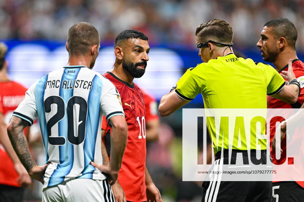 ATLANTA, GA - JULY 07: Mohamed Salah 10 of Egypt talks with the referee during the FIFA World Cup, WM, Weltmeisterschaft, Fussball 2026 Round of 16 match between Argentina and Egypt on July 7th, 2026 at Atlanta Stadium in Atlanta, GA. (Photo by Rich von Biberstein Icon Sportswire) SOCCER: JUL 07 FIFA World Cup 26 Round of 16 - Argentina v Egypt Icon260707004