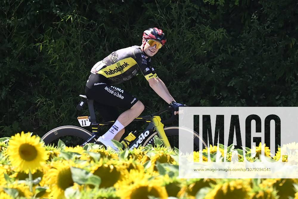 Tour de France 2026 Stage 5 PAU, FRANCE - JULY 08 : Vingegaard Jonas (DEN) of Team Visma Lease a Bike during stage 5 of the 113rd edition of Tour de France an UCI World Tour 2.UWT cycling road race stage for Men Elite of 158 km with start in Lannemezan and finish in Pau on July 8, 2026 in Pau, France, 08 07 2026 ( Motordriver Kurt Vandenborre - Pau France
