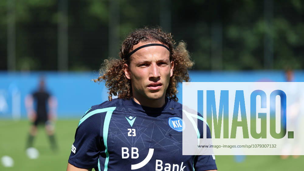Soccer Friendly Match, Karlsruher SC vs. SGV Freiberg, left: Tim Civeja, Karlsruher SC, warm-up, warming up before the game, DFL, DFB REGULATIONS PROHIBIT ANY USE OF PHOTOGRAPHS as IMAGE SEQUENCES and or QUASI-VIDEO, Karlsruhe