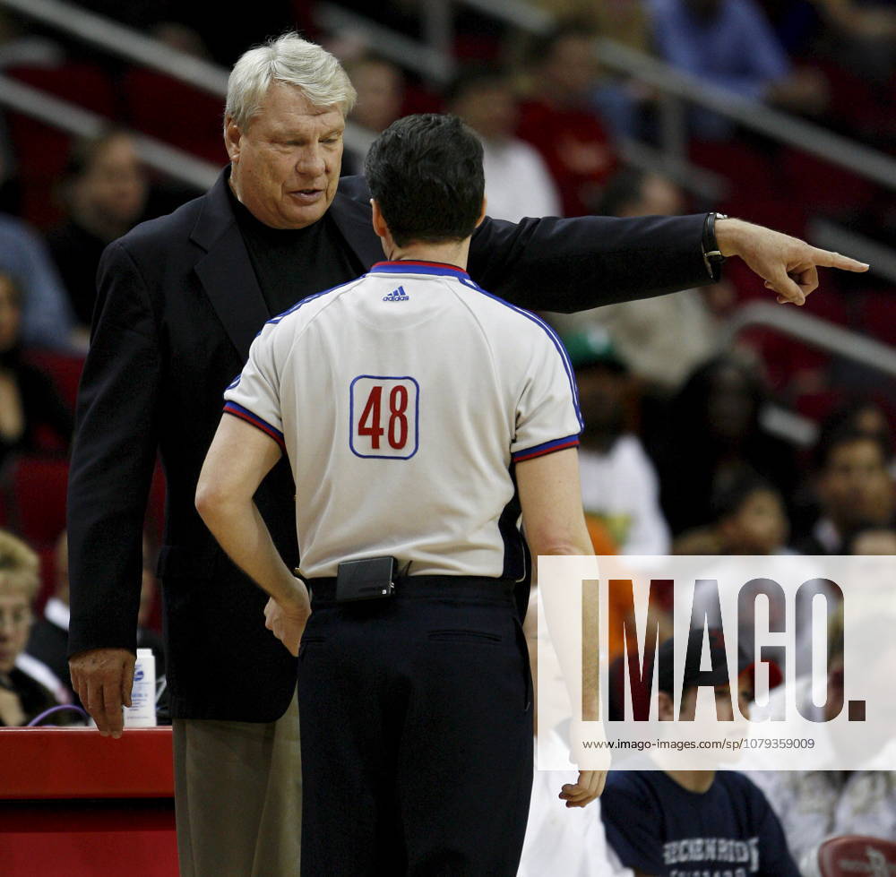 USA BASKETBALL NBA, Basketball Herren, USA Golden State Warriors at Houston Rockets epa01239339 Golden State Warriors head coach Don Nelson (L) pleads his case with official Scott Foster (R) following a foul call against his team as they take on the Houston Rockets in the first half at Toyota Center in Houston, Texas, USA, 29 January 2008. Houston United States