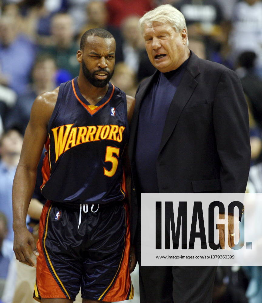 USA BASKETBALL NBA, Basketball Herren, USA PLAYOFFS Golden State Warriors At Dallas Mavericks epa00997842 Golden State Warriors player Baron Davis (L) talks to head coach Don Nelson (R) after getting hit in the eye during the Dallas Mavericks win 118-112 in game five of the Western Conference Playoffs at the American Airlines Center in Dallas, Texas, 01 May 2007. Golden States Warriors lead 3-2 against first seed Dallas Mavericks in the Western Conference Playoffs. Dallas United States
