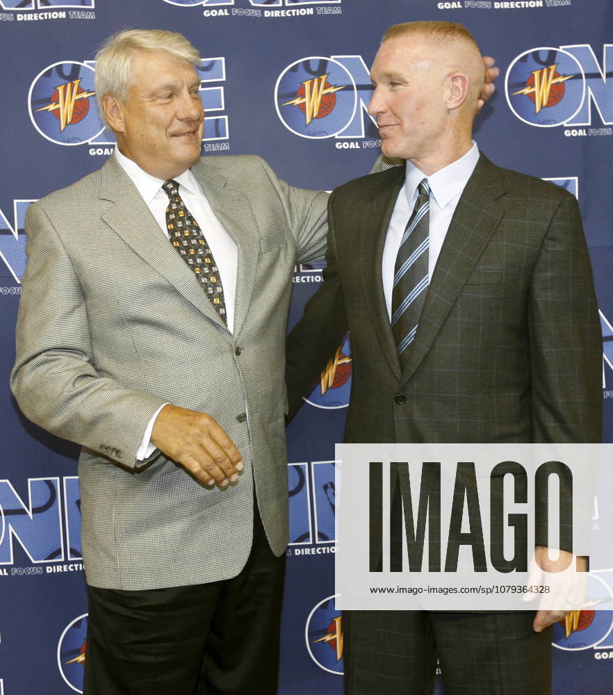 USA BASKETBALL NBA, Basketball Herren, USA GOLDEN STATE WARRIORS DON NELSON epa00805407 Golden State Warriors new head coach Don Nelson (L) poses for a photo after being introduced by Warriors general manager, and former player of Nelson s, Chris Mullin to the media and fans at the Oakland Arena in Oakland, California, Wednesday 30 August 2006. OAKLAND United States