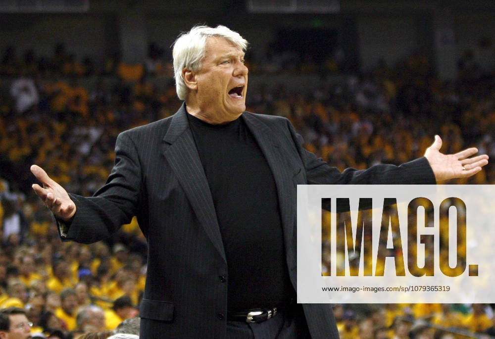 USA BASKETBALL NBA, Basketball Herren, USA Utah Jazz at Golden State Warriors. epa01008175 Golden State Warriors head coach Don Nelson yells at an official over a foul call towards his team against the Utah Jazz during the first quarter of game 4 of the NBA Western conference semifinals at Oracle Arena in Oakland, California 13 May 2007. OAKLAND United States