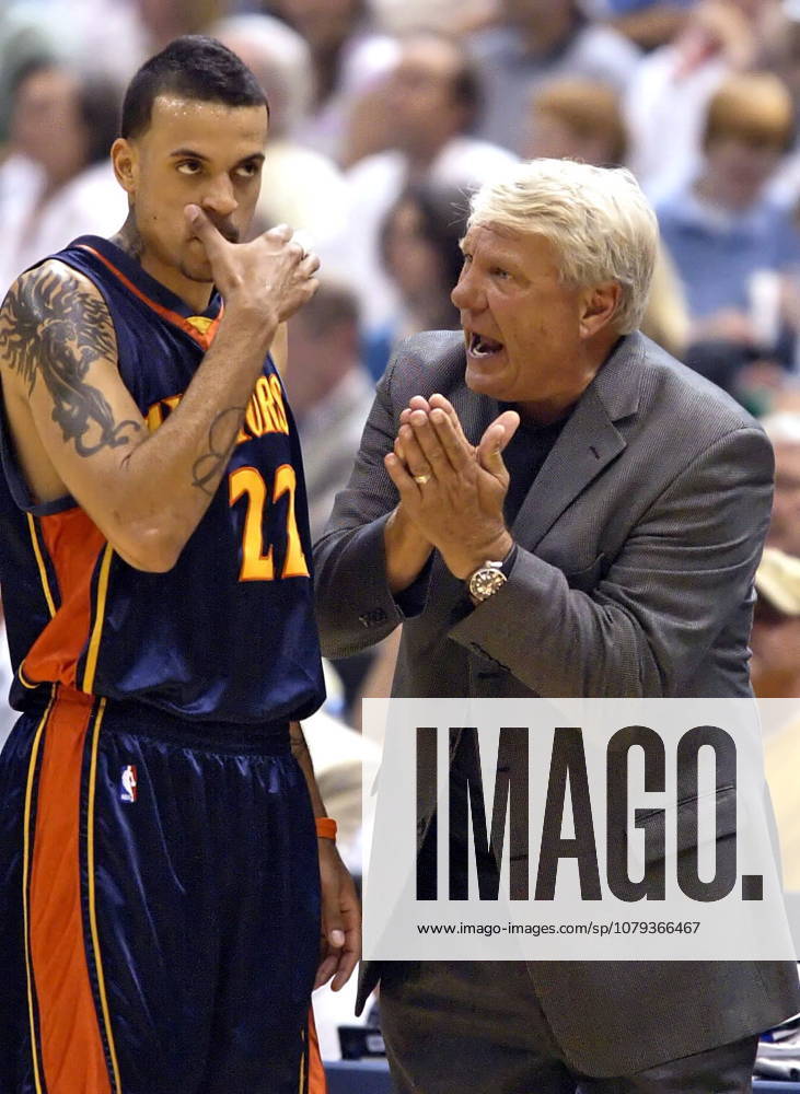 USA BASKETBALL NBA, Basketball Herren, USA WESTERN CONFERENCE SEMI-FINALS PLAYOFFS WARRI Utah Jazz, Golden State Warriors, NBA Western Conference Semi-Finals play-off game 5 epa01010009 Golden State s head coach, Don Nelson (R) yells at Matt Barnes (L) of the Golden State Warriors in a game against the Utah Jazz during the first half at the Energy Solutions Arena in Salt Lake City, Utah 15 May 2007. SALT LAKE CITY United States