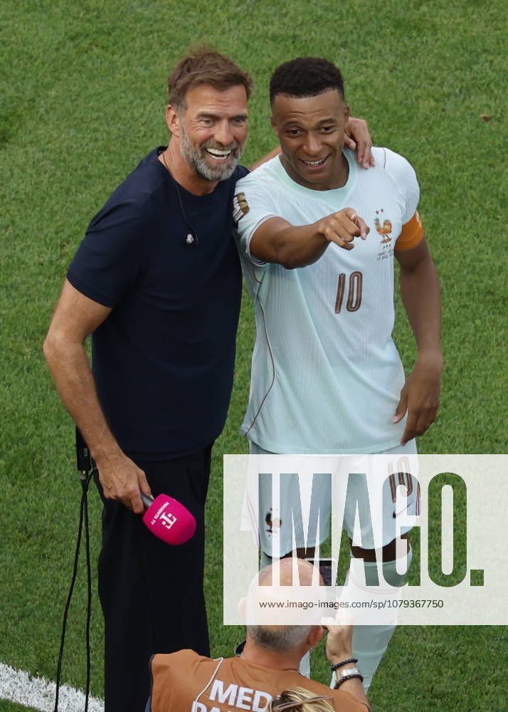 FIFA World Cup, WM, Weltmeisterschaft, Fussball 2026 quarterfinals - France vs Morocco Kylian Mbappe of France (R) and German TV pundit Juergen Klopp share a light moment after winning the FIFA World Cup 2026 quarterfinals match France against Morocco, in Boston, USA, 09 July 2026. BOSTON United States