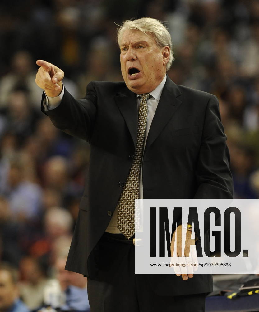 USA BASKETBALL NBA, Basketball Herren, USA Cleveland Cavaliers at Golden State Warriors. epa01986508 Golden State Warriors head coach Don Nelson yells out to his team during a play against the Cleveland Cavaliers in the fourth quarter at Oracle Arena in Oakland, California, USA, 11 January 2010. The Cavaliers defeated the Warriors 117-114. OAKLAND United States