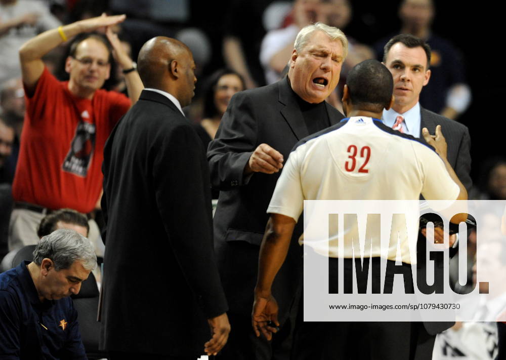 USA BASKETBALL NBA, Basketball Herren, USA Golden State Warriors at Portland Trailblazers epa02117450 Head coach Don Nelson of the Golden State Warriors has some words with official Eddie Rush in the fourth quarter of the game against the Portland Trailblazers at the Rose Garden in Portland, Oregon, USA, 14 April 2010. Portland United States