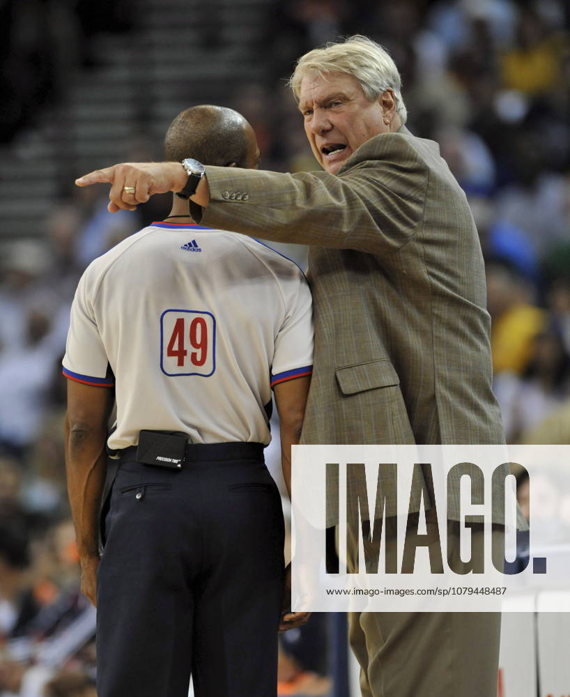 USA BASKETBALL NBA, Basketball Herren, USA Memphis Grizzlies at Golden State Warriors. epa01544540 Golden State Warriors head coach Don Nelson (R) yells at official Tom Washington during a call against the Memphis Grizzlies in the fourth quarter at Oracle Arena in Oakland, California, USA, 07 November 2008. The Grizzlies defeated the Warriors 109-104. OAKLAND United States