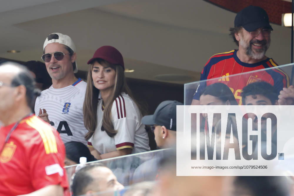 Fußball, FIFA WM 2026, Spanien - Belgien, Prominente auf der Tribüne #2 American actor Brad Pitt (L), Spanish actress Penelope Cruz (2-L), and Spanish actor Javier Bardem (R) attend in a 2026 FIFA World Cup, WM, Weltmeisterschaft, Fussball quarterfinal match between Spain and Belgium at SoFi Stadium in Los Angeles, USA, 10 July 2026. FIFA World Cup 2026 - quarterfinal - Spain vs. Belgium !ACHTUNG: NUR REDAKTIONELLE NUTZUNG!