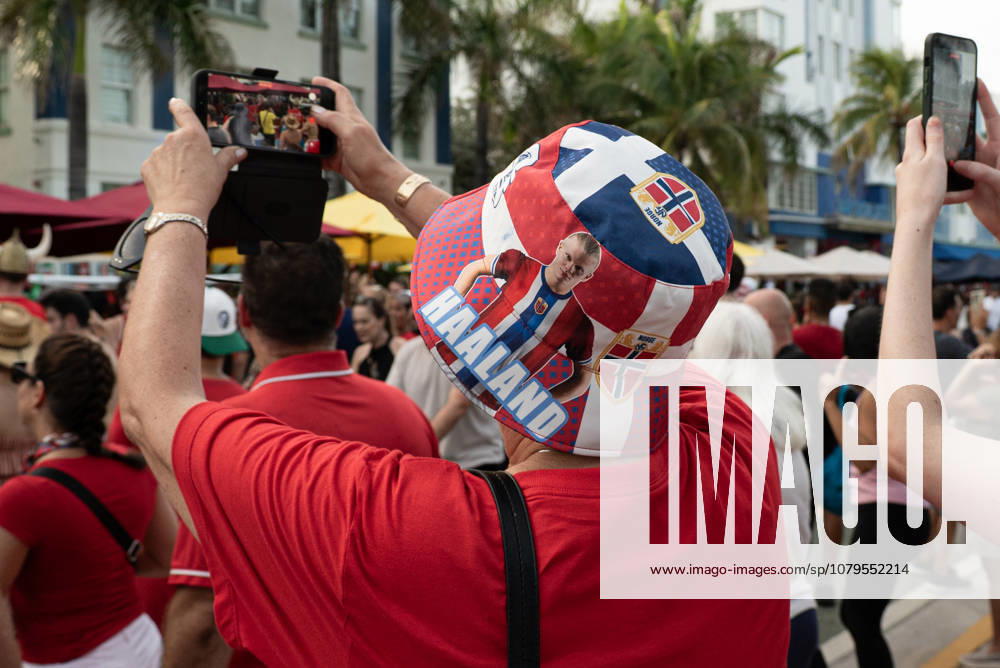 Norwegian fans perform their famous Viking Row in Miami Beach MIAMI BEACH, FLORIDA, UNITED STATES - JULY 10: A Norwegian fan wearing a hat featuring Haaland s face and last name during the gathering to perform their now-famous Viking Row during the 2026 FIFA World Cup, WM, Weltmeisterschaft, Fussball celebrations in Miami Beach, Florida, on July 10, 2026. Jesus Olarte Anadolu Miami United States. Editorial use only. Please get in touch for any other usage.