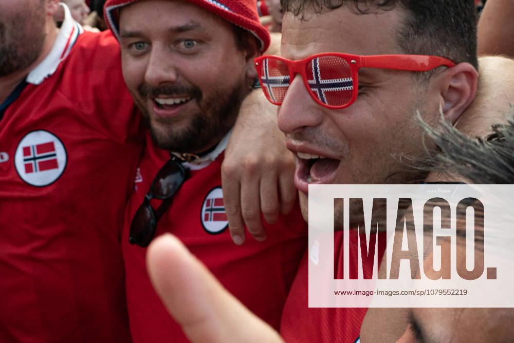 Norwegian fans perform their famous Viking Row in Miami Beach MIAMI BEACH, FLORIDA, UNITED STATES - JULY 10: A fan jumping and singing while wearing sunglasses featuring the Norwegian flag during the gathering to perform their now-famous Viking Row as part of the 2026 FIFA World Cup, WM, Weltmeisterschaft, Fussball celebrations in Miami Beach, Florida, on July 10, 2026. Jesus Olarte Anadolu Miami United States. Editorial use only. Please get in touch for any other usage.