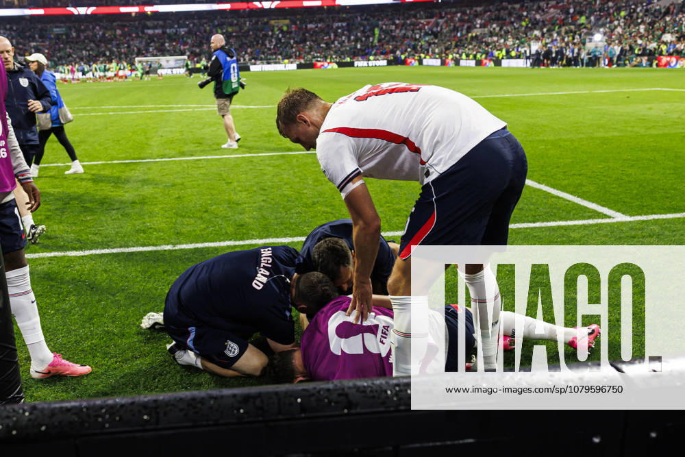 Mexico v England: Round Of 16 - FIFA World Cup, WM, Weltmeisterschaft, Fussball 2026 Mexico City, Mexico - July 5: Dan Burn of England (U) tries to help his teammate Jordan Henderson (D) who was injured amid the celebrations after winning the FIFA World Cup 2026 Round Of 16 match between Mexico and England at Mexico City Stadium on July 5, 2026 in Mexico City, Mexico Mexico City Mexico City Stadium Mexico Mexico