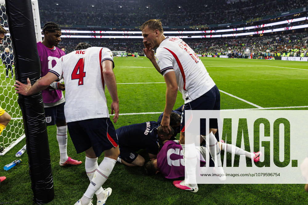 Mexico v England: Round Of 16 - FIFA World Cup, WM, Weltmeisterschaft, Fussball 2026 Mexico City, Mexico - July 5: Declan Rice (L) and Dan Burn of England (R) try to help their teammate Jordan Henderson (D) who was injured amid the celebrations after winning the FIFA World Cup 2026 Round Of 16 match between Mexico and England at Mexico City Stadium on July 5, 2026 in Mexico City, Mexico Mexico City Mexico City Stadium Mexico Mexico