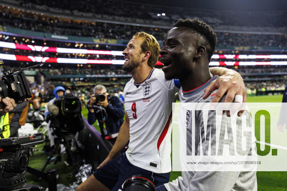 Mexico v England: Round Of 16 - FIFA World Cup, WM, Weltmeisterschaft, Fussball 2026 Mexico City, Mexico - July 5: Harry Kane (L) and Bukayo Saka of England (R) celebrate after winning the FIFA World Cup 2026 Round Of 16 match between Mexico and England at Mexico City Stadium on July 5, 2026 in Mexico City, Mexico Mexico City Mexico City Stadium Mexico Mexico