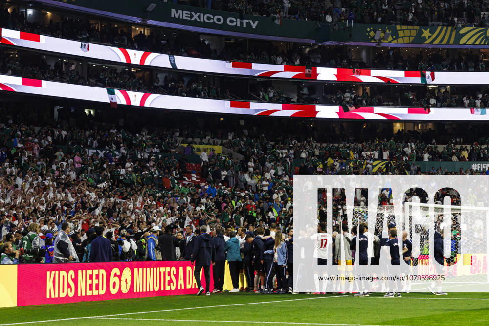 Mexico v England: Round Of 16 - FIFA World Cup, WM, Weltmeisterschaft, Fussball 2026 Mexico City, Mexico - July 5: England players shield their teammate Jordan Henderson of England (not in the image) as fans celebrate after winning the FIFA World Cup 2026 Round Of 16 match between Mexico and England at Mexico City Stadium on July 5, 2026 in Mexico City, Mexico Mexico City Mexico City Stadium Mexico Mexico
