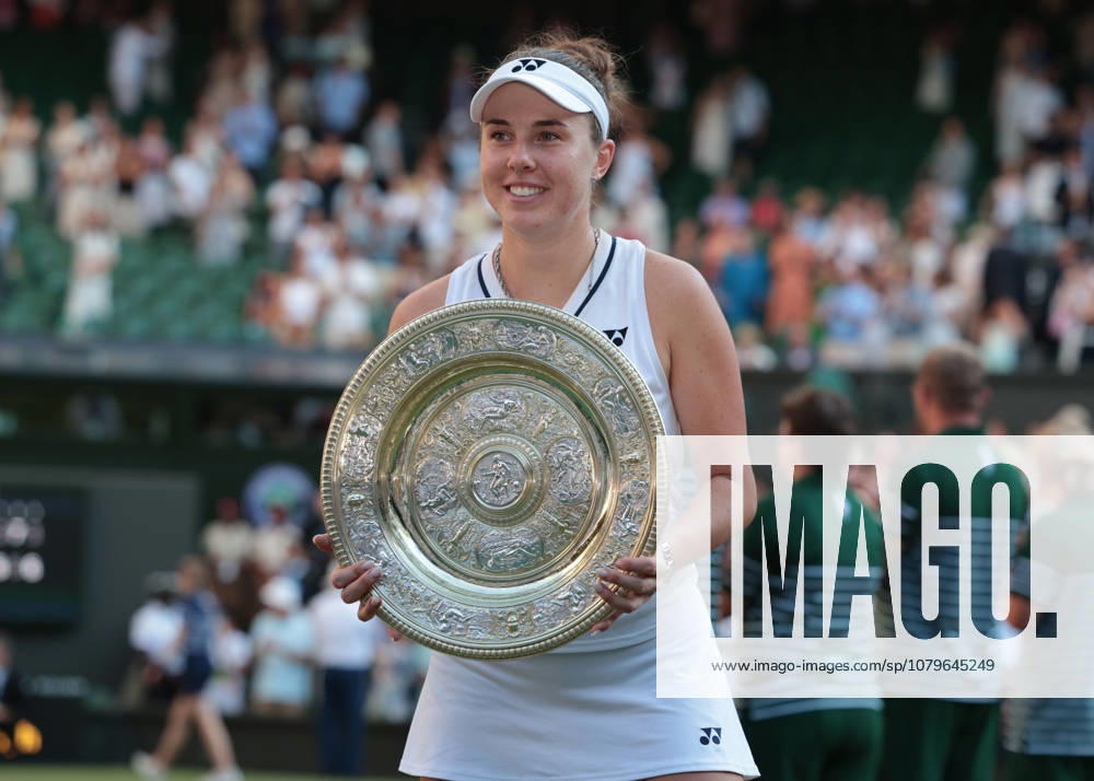 Linda Noskova (CZE) with the trophy, Venus Rosewater-Dishman, Women s Singles, Award Ceremony, Presentation, Tennis, Wimbledon 2026, Grand Slam, ITF, ATP, WTA, AELTC, London, Great Britain