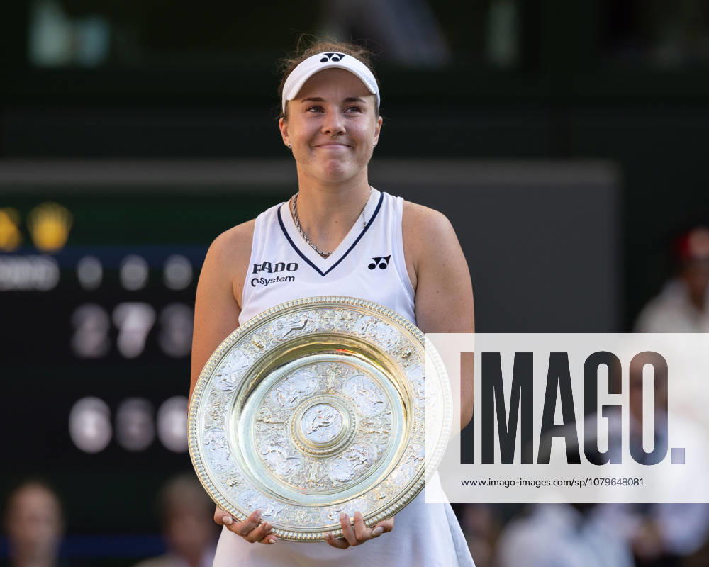 Linda Noskova (CZE) with the trophy, Venus Rosewater Dish, Women s Singles, Awards Ceremony, Presentation, Tennis, Wimbledon 2026, Grand Slam, ITF, ATP, WTA, AELTC, London, Great Britain
