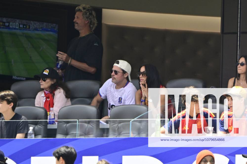 Spain vs Belgium - FIFA World Cup, WM, Weltmeisterschaft, Fussball 2026 LOS ANGELES, UNITED STATES OF AMERICA - JULY 10 : Brad Pitt and Ines de Ramon pictured during the FIFA World Cup 2026 round of 8 match between Spain and Belgium at the SoFi stadium on July 10, 2026 in Los Angeles, United States of America, 10 07 2026 Los Angeles United States of America