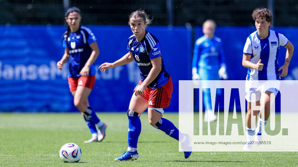 Leila Peneau, Hamburger SV, on the ball, single frame, full body, action, game scene, July 11, 2026, Hamburg, Germany, soccer, women s friendly match, Hamburger SV vs. Hertha BSC