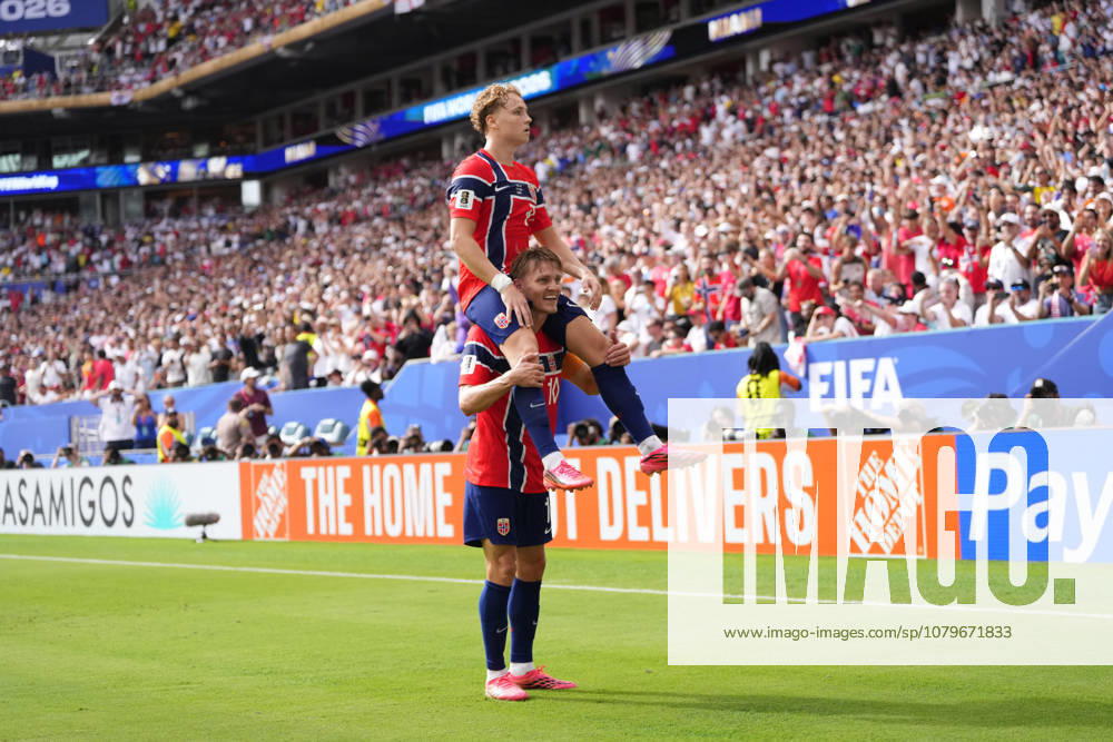 Andreas Schjelderup of Norway celebrates after scoring his team s first goal with teammate Martin Odegaard of Norway during the FIFA World Cup, WM, Weltmeisterschaft, Fussball 2026 Quarter Final match between Norway and England at Miami Stadium on July 11, 2026 in Miami Gardens, United States. Miami Gardens United States - ZUMAa181 20260711_zaa_a181_086