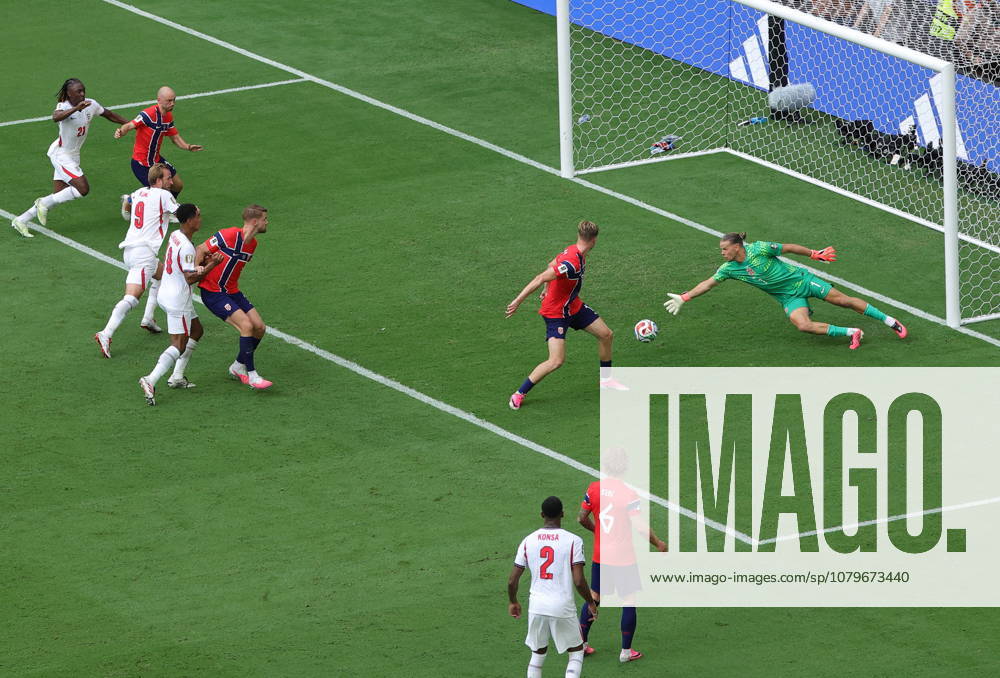 FIFA World Cup, WM, Weltmeisterschaft, Fussball 2026 quarterfinals - Norway vs England Goalkeeper Orjan Nyland of Norway (R) in action during the FIFA World Cup 2026 quarterfinals match Norway against England, in Miami, USA, 11 July 2026. MIAMI United States