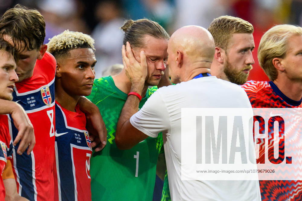 Goalkeeper Orjan Nyland and head coach Stale Solbakken of Norway after the 2026 FIFA World Cup quarterfinal soccer match between Norway and England on July 11, 2026 in Miami. Photo by Jon Olav Nesvold, BILDBYRAN COP 217 VG0992 bbeng soccer football fotball World Cup soccer World Cup fotball World Cup soccer World Cup 2026 FIFA World Cup 2026 quarterfinal quarterfinal quarter final england norway depp