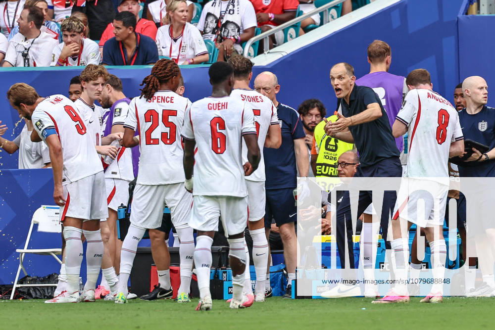 MIAMI GARDENS, FL - JULY 11: Thomas Tuchel of England talks to his team at a hydration break during the FIFA World Cup, WM, Weltmeisterschaft, Fussball 26 Quarter-Final - between Norway and England on July 11, 2026 at Miami Stadium, in Miami Gardens, Fla.(Photo by Chris Arjoon Icon Sportswire) SOCCER: JUL 11 FIFA World Cup 26 Quarter-Final - Norway v England Icon26071100000054
