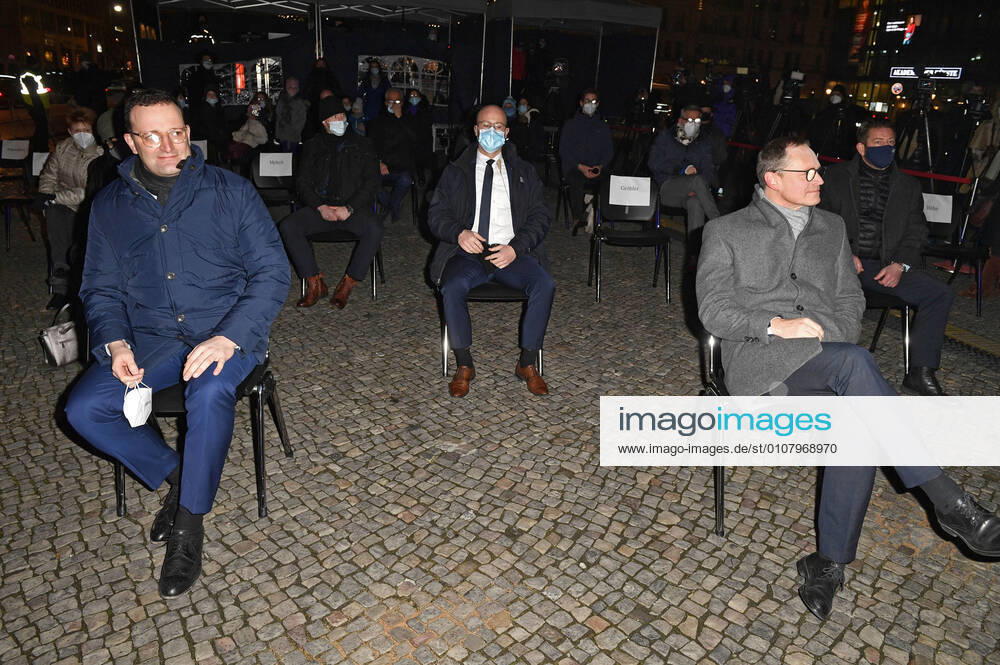 Jens Spahn and Michael Müller lighting the first candle at the Hanukkah candle holder on the occasion of the beginning of the Hanukkah holidays at the Brandenburg Gate Berlin, 10 12 2020 Foto:xF.xFuturexImage