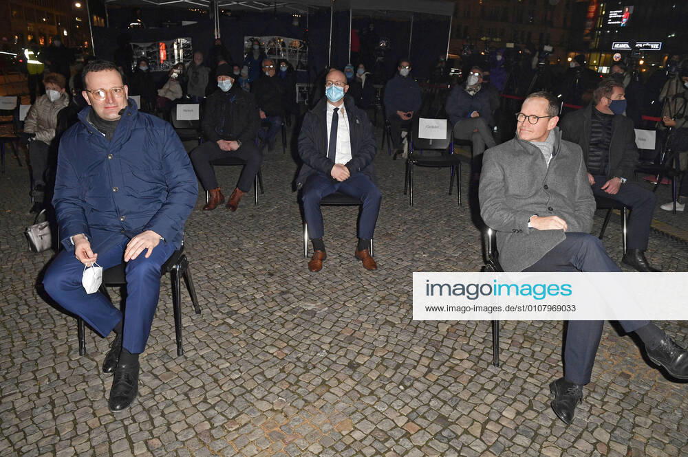 Jens Spahn and Michael Müller lighting the first candle at the Hanukkah candle holder on the occasion of the beginning of the Hanukkah holidays at the Brandenburg Gate Berlin, 10 12 2020 Foto:xF.xFuturexImage