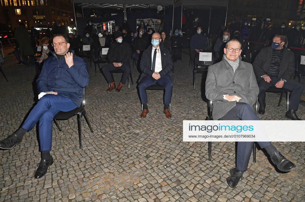 Jens Spahn and Michael Müller lighting the first candle at the Hanukkah candle holder on the occasion of the beginning of the Hanukkah holidays at the Brandenburg Gate Berlin, 10 12 2020 Foto:xF.xFuturexImage